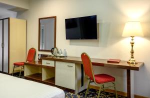 TV a/nebo společenská místnost v ubytování Royal Plaza by Stellar Hotels, Yerevan