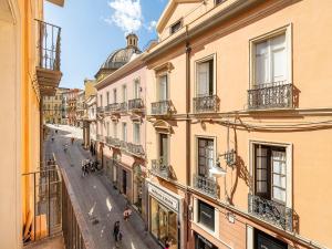 une rue vide dans une ville avec des bâtiments dans l'établissement Ex Magazzini, à Cagliari