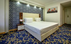Postel nebo postele na pokoji v ubytování Royal Plaza by Stellar Hotels, Yerevan