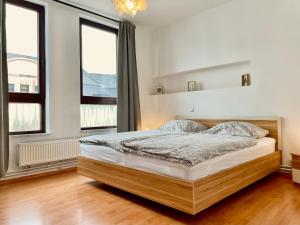 1 dormitorio con 1 cama grande de madera y 2 almohadas en Bötchen - modern, zentral, für TreppensteigerInnen, en Bremerhaven