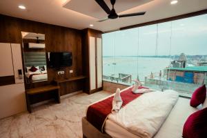 - une chambre avec un lit avec deux animaux dans l'établissement HOTEL JSR GANGA, à Varanasi