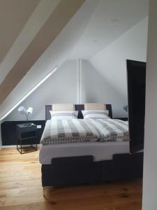 ein Schlafzimmer mit einem großen Bett im Dachgeschoss in der Unterkunft FEWO am Dele Park in Wilhelmshaven