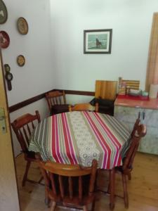 una mesa con un mantel a rayas. en Apartmani Rocen en Žabljak