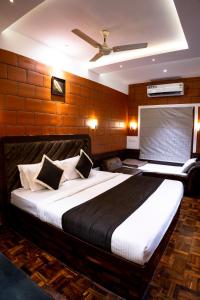 ein Schlafzimmer mit einem großen Bett in einem Zimmer in der Unterkunft The Nest Inn Resort in Masinagudi