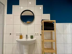 un baño con lavabo y espejo en Bötchen - modern, zentral, für TreppensteigerInnen, en Bremerhaven 18 fotos más