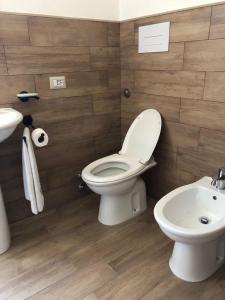 La salle de bains est pourvue de toilettes et d'un lavabo. dans l'établissement casa vacanza caffe', à Roccavaldina