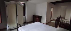 - une chambre avec un lit, une commode et une fenêtre dans l'établissement casa vacanza caffe', à Roccavaldina