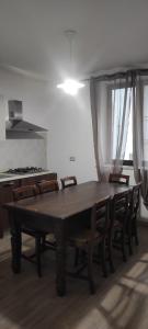 un tavolo e sedie in legno in una stanza di casa vacanza caffe' a Roccavaldina
