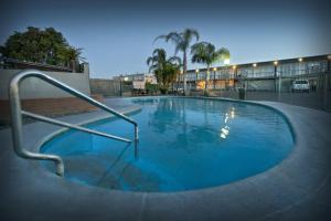 בריכת השחייה שנמצאת ב-Aura Accommodation או באזור