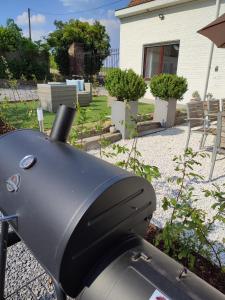 een afsluiting van een grill in een tuin bij Vakantieverblijf Hof Ter Lucht in Petegem
