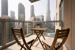En balkon eller terrasse på INA Homes-Tower 5 Perfect Burj Khalifa and Fountain Views
