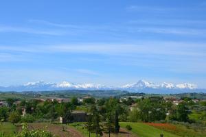 vista sulle montagne innevate in lontananza di Agriturismo "Gli Olmi" a Corropoli