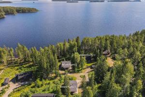 - une vue aérienne sur un lac avec des arbres et des maisons dans l'établissement Holiday Home Amero purnu 1, à Kolinkylä