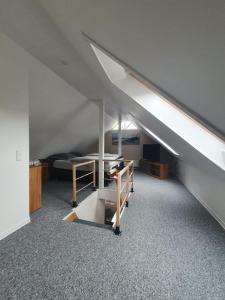 Zimmer im Dachgeschoss mit einem Bett und einem Loft in der Unterkunft FEWO am Dele Park in Wilhelmshaven