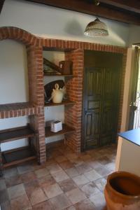 Habitación con chimenea de ladrillo y puerta en Espectacular Casa Rural en Castaneda en Socobio