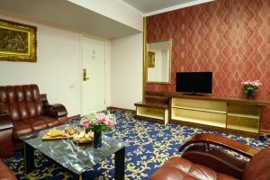 TV a/nebo společenská místnost v ubytování Royal Plaza by Stellar Hotels, Yerevan
