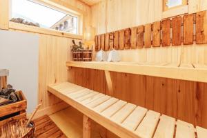 uma sauna de madeira com um banco e uma janela em Отель Taminik em Gagra