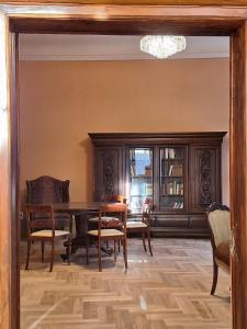 a dining room with a table and chairs at Stadtpalais Marché-Suite maximal 2 Personen und 1 Kleinkind in Bautzen