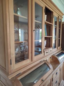 a wooden hutch with glasses in it at Vakantieverblijf Hof Ter Lucht in Petegem