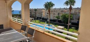 balcón con vistas a un edificio y a la piscina en Ático en Urb Bahía de Dénia de Vacaciones Mar por Medio, en Denia