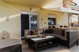 a living room with a couch and a table at Villa de N.A.P.E in Hanioti
