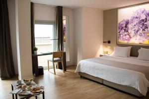 الفندق الكلاسيكي في نيقوسيا: غرفة فندقية بسرير كبير وطاولة