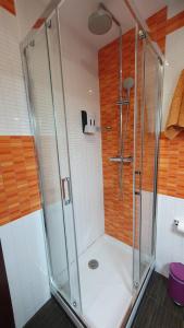 La salle de bains est pourvue d'une douche avec une porte en verre. dans l'établissement Estudio Maignon, à Barcelone