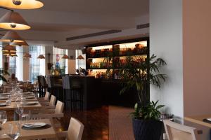 ニコシアにあるザ クラシック ホテルのテーブルと椅子のあるレストラン、バー