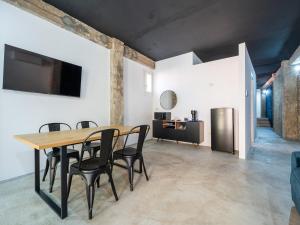 une salle à manger avec une table et des chaises dans l'établissement Ex Magazzini, à Cagliari