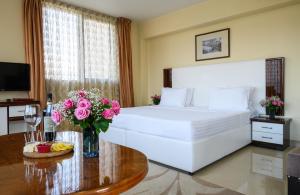 Postel nebo postele na pokoji v ubytování Royal Plaza by Stellar Hotels, Yerevan