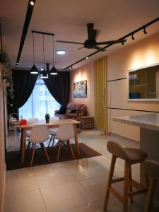 una cucina e un soggiorno con tavolo e sedie di Bayu D'Awan Muslim Homestay Putrajaya a Putrajaya