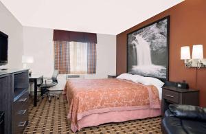 سرير أو أسرّة في غرفة في Super 8 by Wyndham Ashland