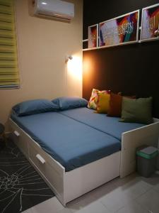 un letto in una camera con materasso blu di Bayu D'Awan Muslim Homestay Putrajaya a Putrajaya