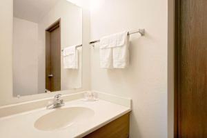 Kylpyhuone majoituspaikassa Super 8 by Wyndham Ashland
