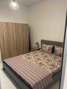 Schlafzimmer mit einem Bett mit einem Kopfteil aus Holz in der Unterkunft Modern house in Stratoni in Stratoni
