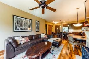 布雷肯里奇2 Bedroom Luxury Condo On Main Street At Maggie Pond - Walk To Lift!的客厅里有一张沙发和一张桌子。