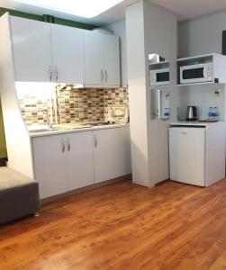 Kuchyň nebo kuchyňský kout v ubytování Hotel Taksim Home