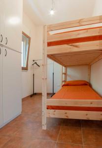 um quarto com um beliche num quarto em Residenza alla Battaglia em Villa Castelli