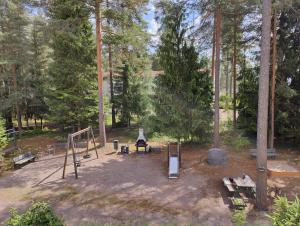 a park with a swing set and a playground at Parvekkeellinen ja saunallinen kaksio Hyvinkäällä in Hyvinkää