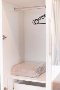 ein Kissen auf einem Regal in einem Zimmer in der Unterkunft Mirtilo Apartment in Oinófita