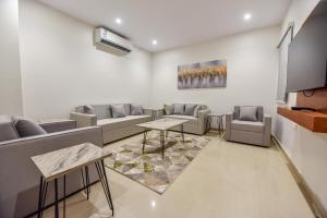 een wachtkamer met banken en een flatscreen-tv bij شقق مسكن ايار - Ayar Residence in Riyad