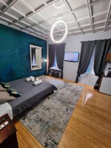 una camera con un letto e un tappeto in una stanza di Deisisroomnafplio Zeus στ κέντρο του παλιο Ναύπλιο a Nauplia