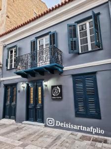 un edificio blu con balcone e porte di Deisisroomnafplio Zeus στ κέντρο του παλιο Ναύπλιο a Nauplia