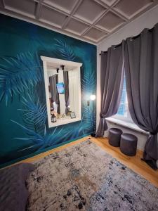 1 dormitorio con espejo y pared azul en Deisisroomnafplio Zeus στ κέντρο του παλιο Ναύπλιο en Nafplio