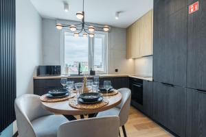 Nhà bếp/bếp nhỏ tại Golden Seaside Beach by Aparo - Plaża 200m, 2 Łazienki, 2 Sypialnie oraz Salon, 3 TV, Balkon, Łóżeczko +40 ảnh