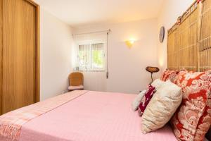 a bedroom with a large bed with a wooden headboard at Santa Luzia Green Apartment in Santa Luzia