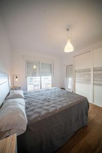 - une chambre avec un grand lit et une fenêtre dans l'établissement California Apartament Dueñas, à Séville
