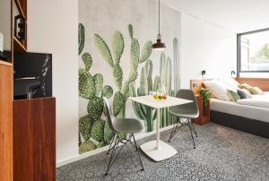 โทรทัศน์และ/หรือระบบความบันเทิงของ TIN INN Montabaur l einfach gut - Das Hotel aus hochwertig ausgebauten Überseecontainern