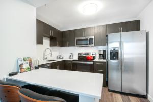 Een keuken of kitchenette bij Gold Coast Convertible w Terrace nr the L CHI-82