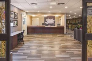 an office lobby with a desk and a flower on the wall at Howard Johnson by Wyndham Sacramento Downtown in Sacramento